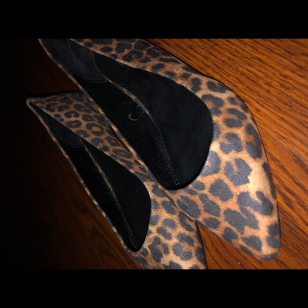 Leopard print pointed toe flats